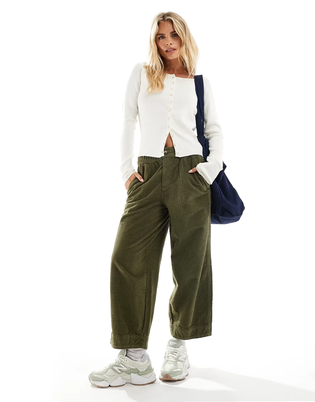 ASOS DESIGN Petite – Weite Hose aus Bubble-Cord in Khaki