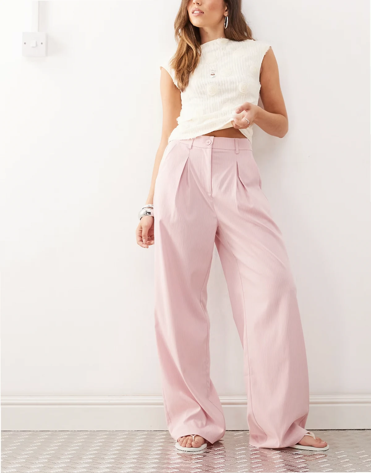 – Weite, elegante Hose in gestreiftem Rosa