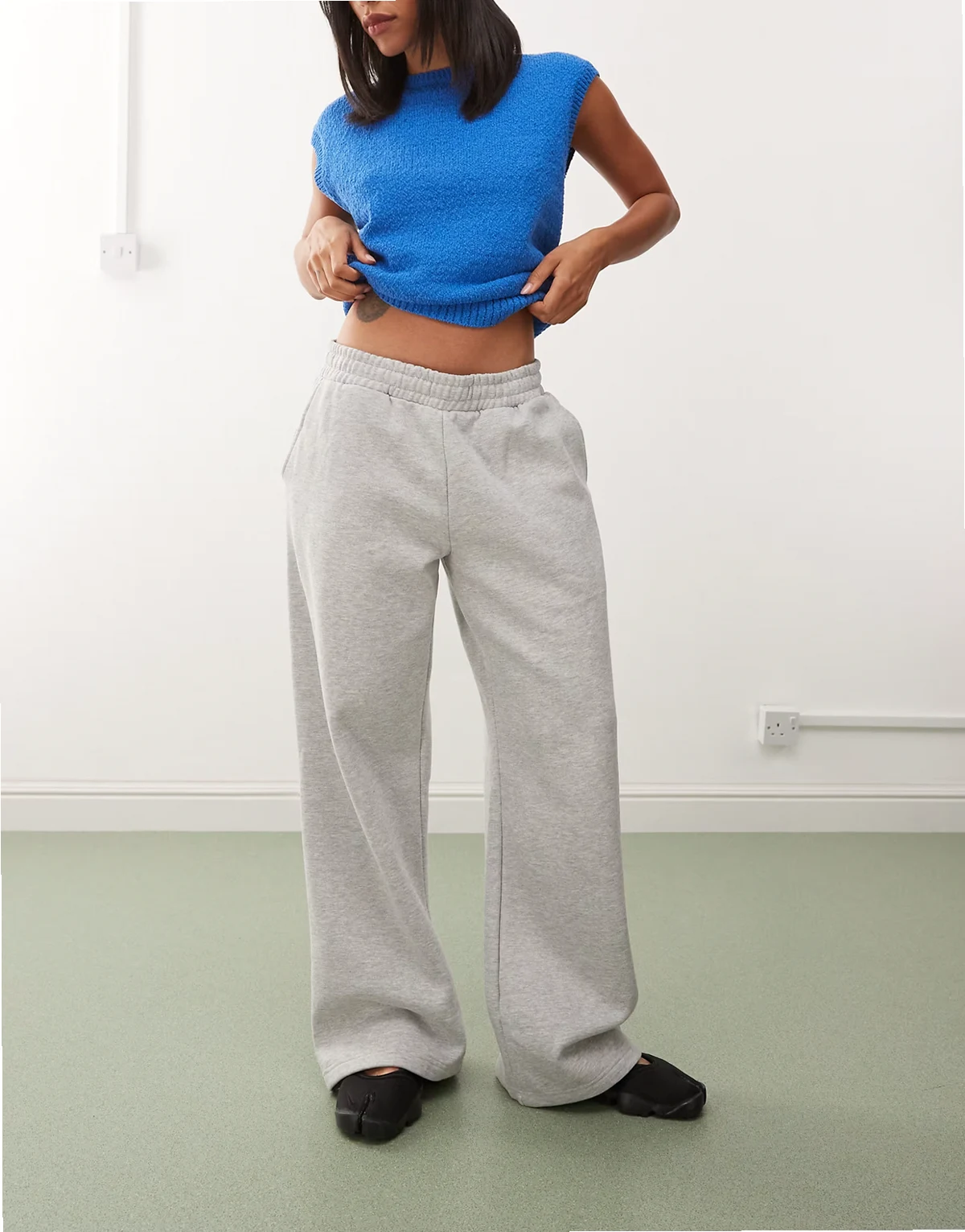 – Weit geschnittene Jogginghose aus schwerem Jersey in meliertem Grau