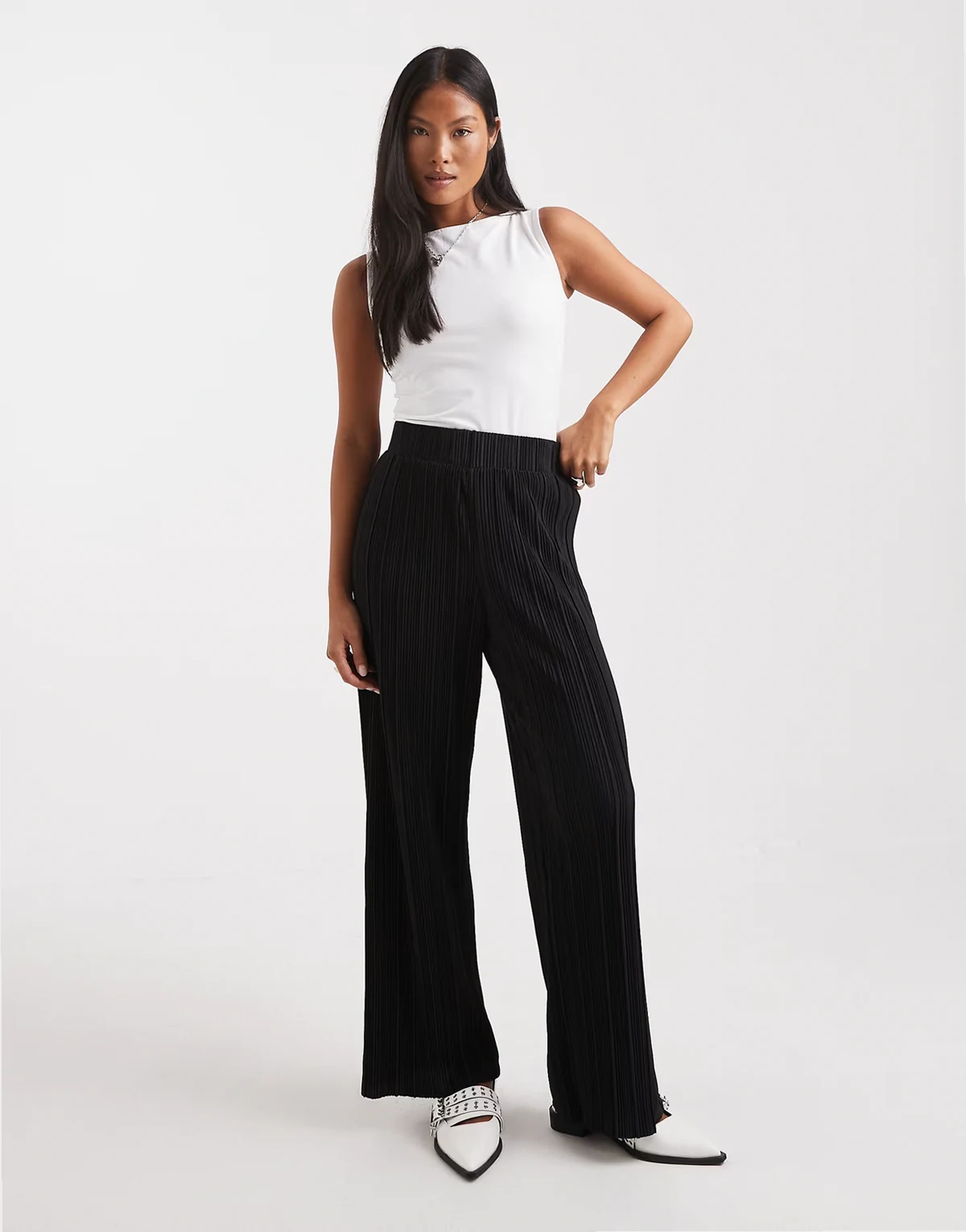 – Czarne plisowane spodnie o pudełkowym kroju z szerokimi nogawkami