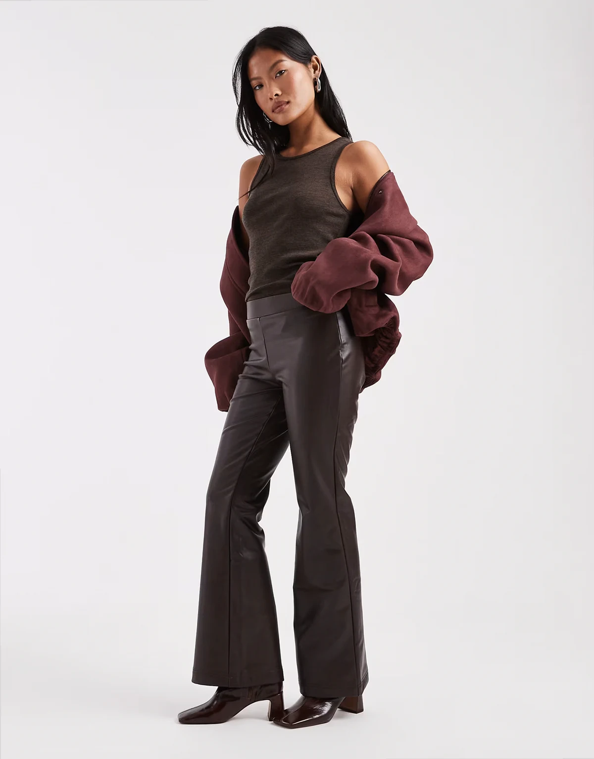 – Brązowe spodnie z imitacji skóry z rozszerzanymi nogawkami