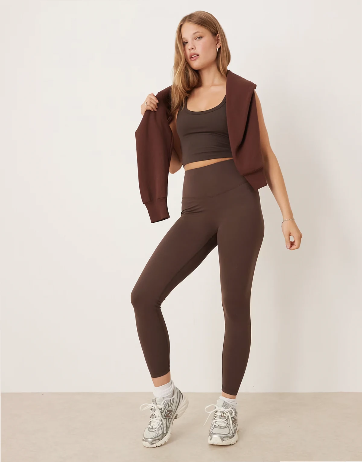 – Geraffte Yoga-Leggings in Dunkelbraun mit hohem Bund, Kombiteil
