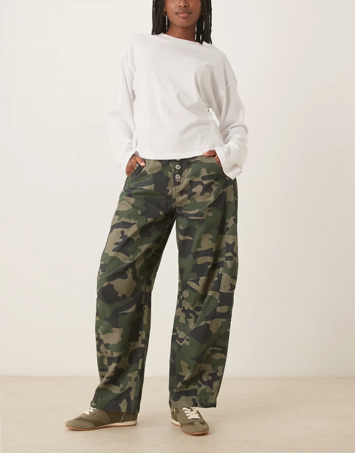 – Cropped-Jeans mit abgerundetem Beinschnitt, Knopfverschluss und Military-Muster