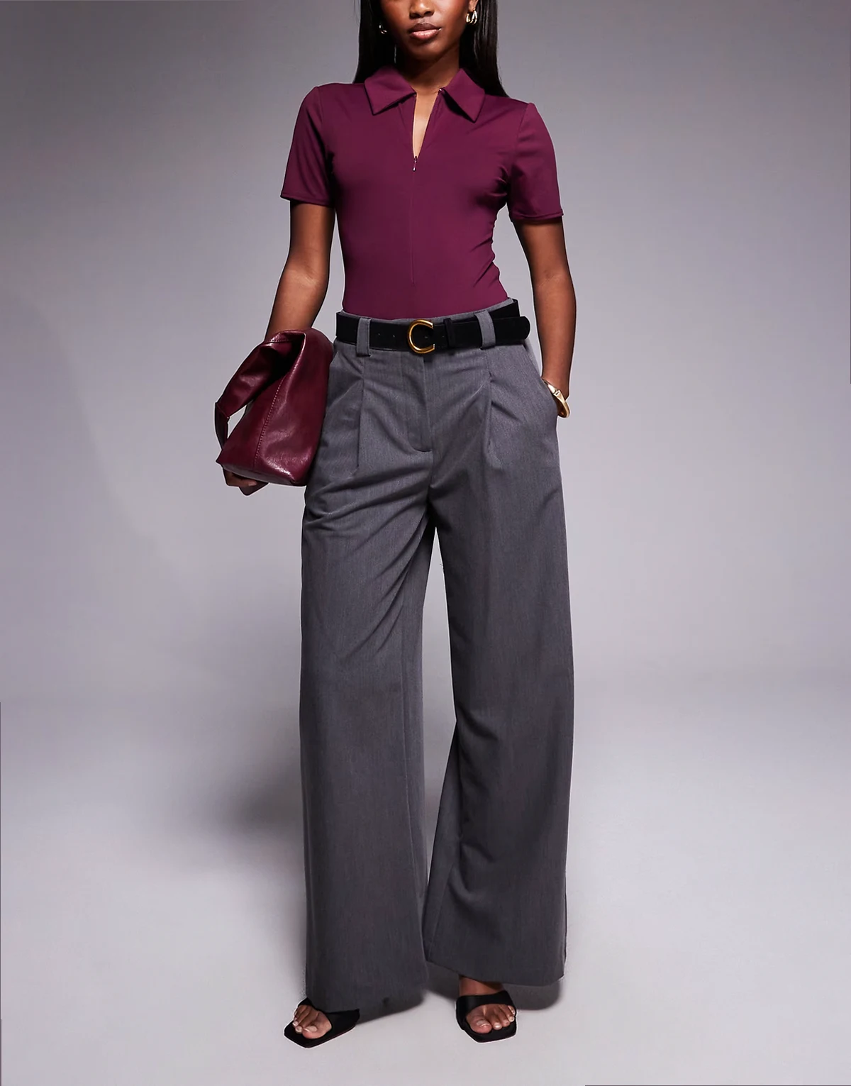 – Szare spodnie z szerokimi nogawkami i paskiem