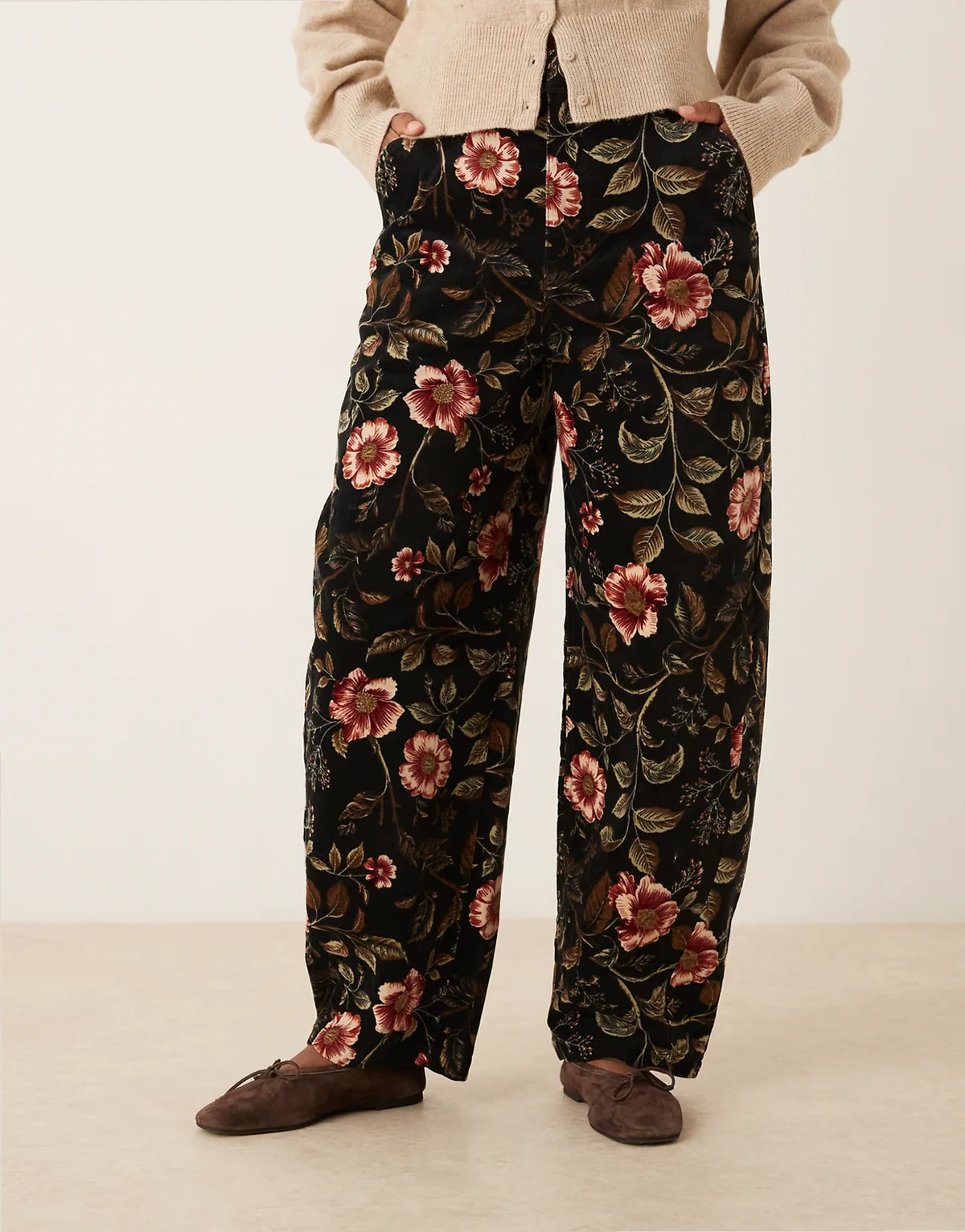 – Barrel-Leg-Hose aus Cord mit Blumenmuster