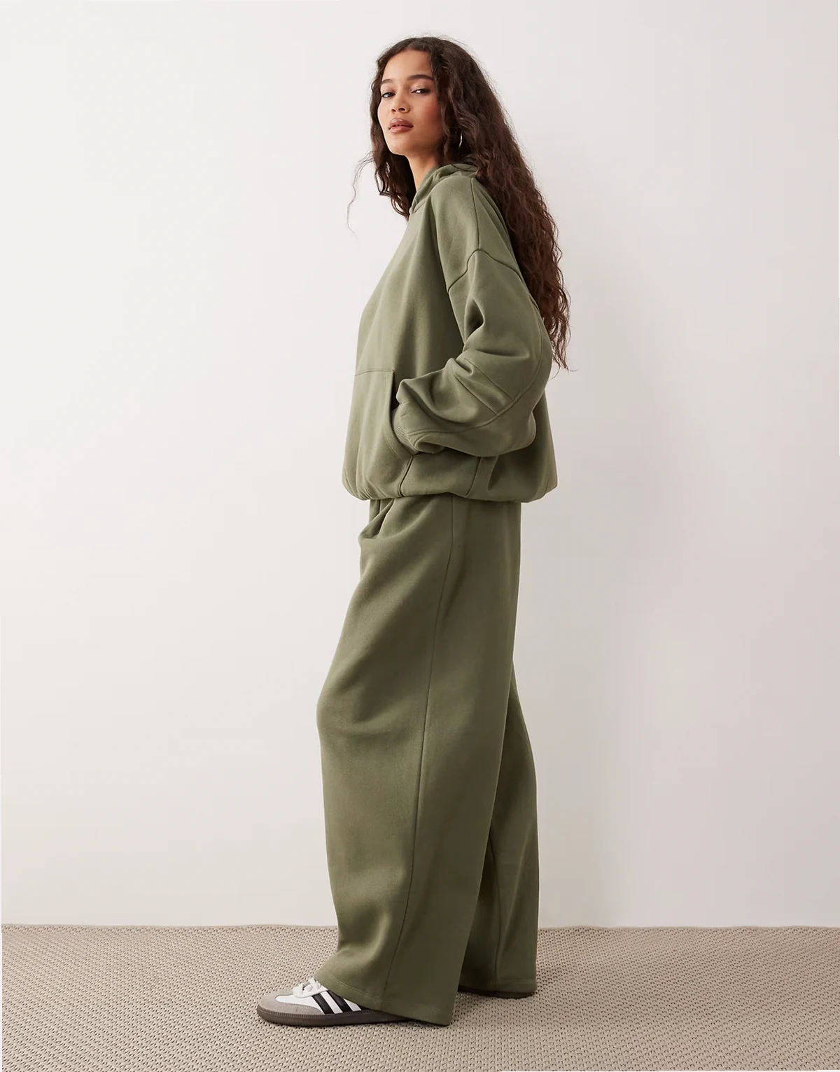 – Jogginghose in Khaki mit weitem, abgerundetem Bein, Kombiteil