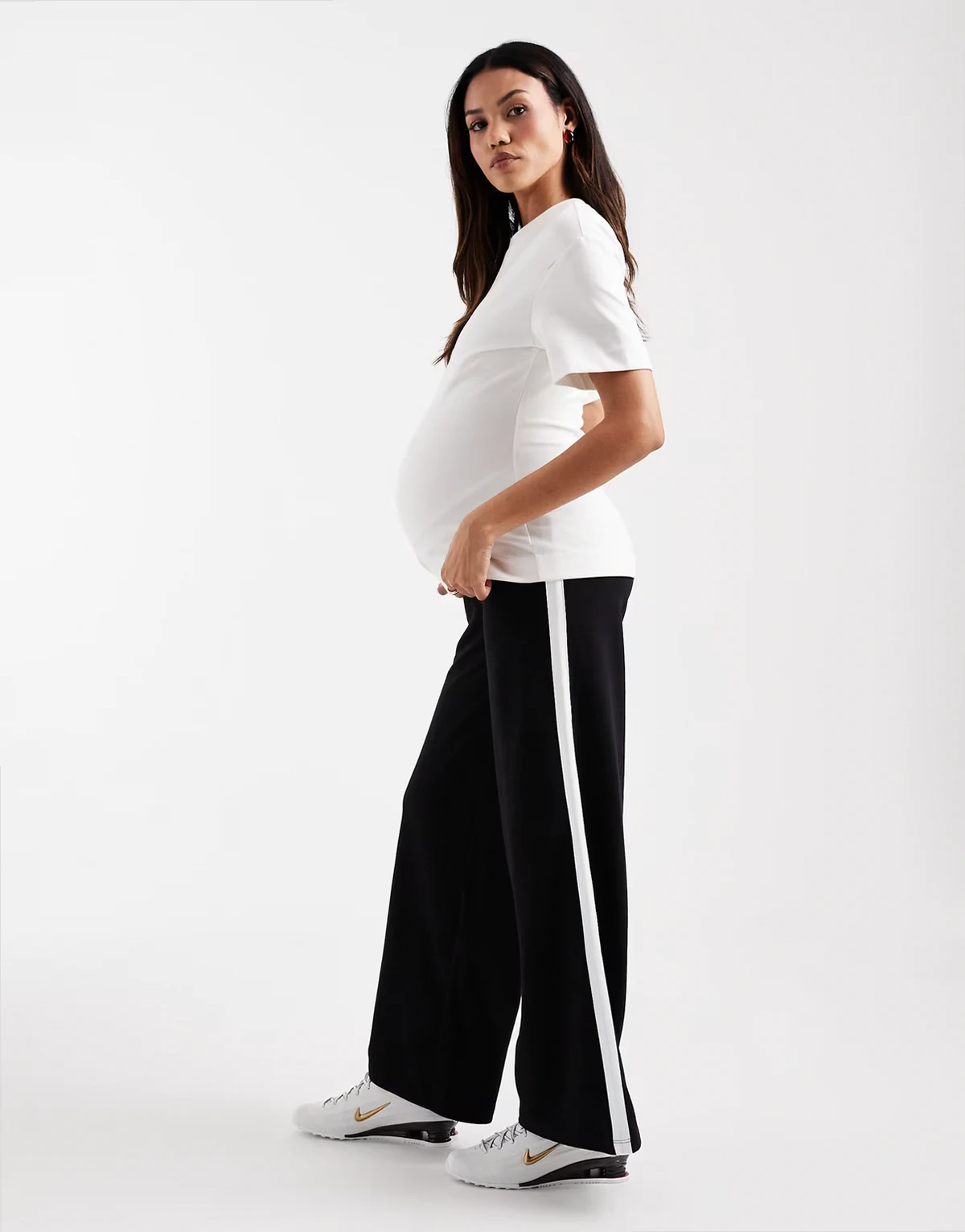 Mamalicious Maternity – Czarne spodnie pod brzuch z szerokimi nogawkami i lampasami