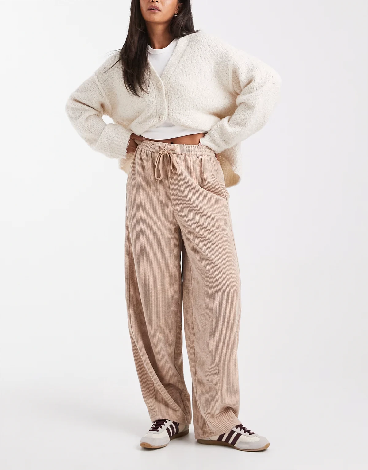 – Schlupf-Jeans aus Cord in Taupe mit abgerundetem Beinschnitt