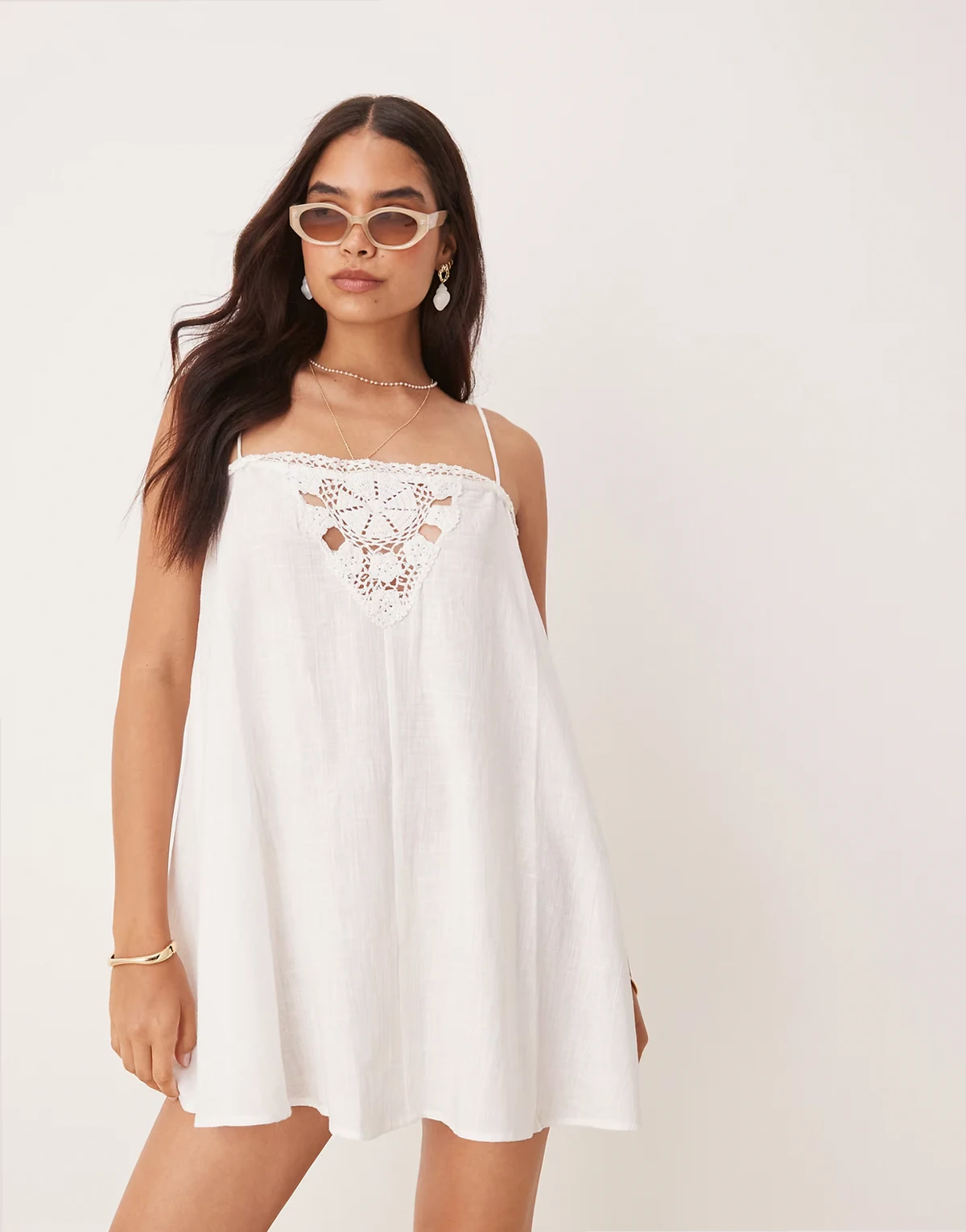 – Strukturiertes Mini-Strandkleid in Weiß mit Häkelspitzeneinsatz