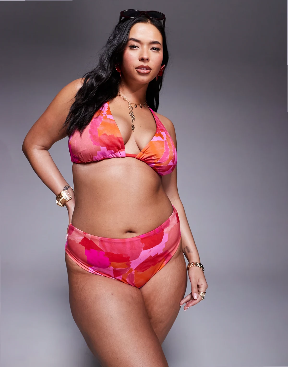 ASOS DESIGN Curve – Exclusive Arina – Badehose mit hohem Beinausschnitt und abstraktem Muster in Rosa und Rot