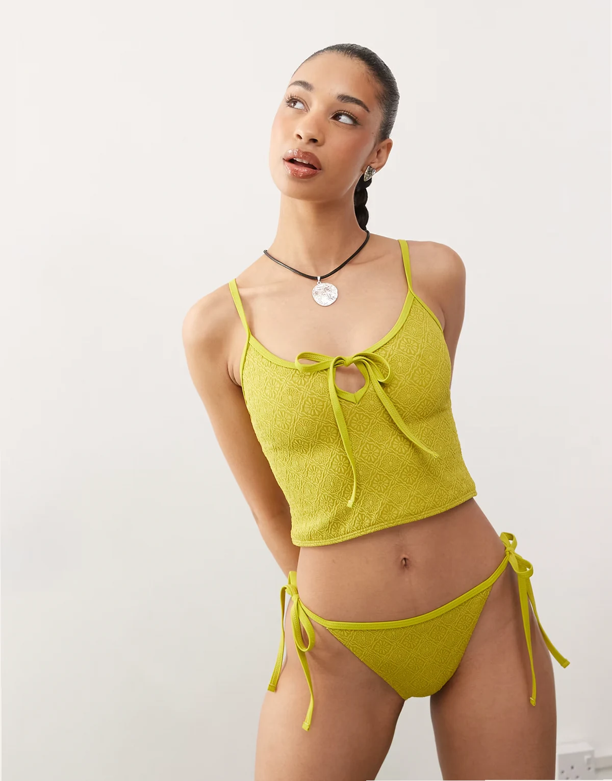 – Seitlich gebundene Bikinihose in Grün mit Paisleymuster-Textur