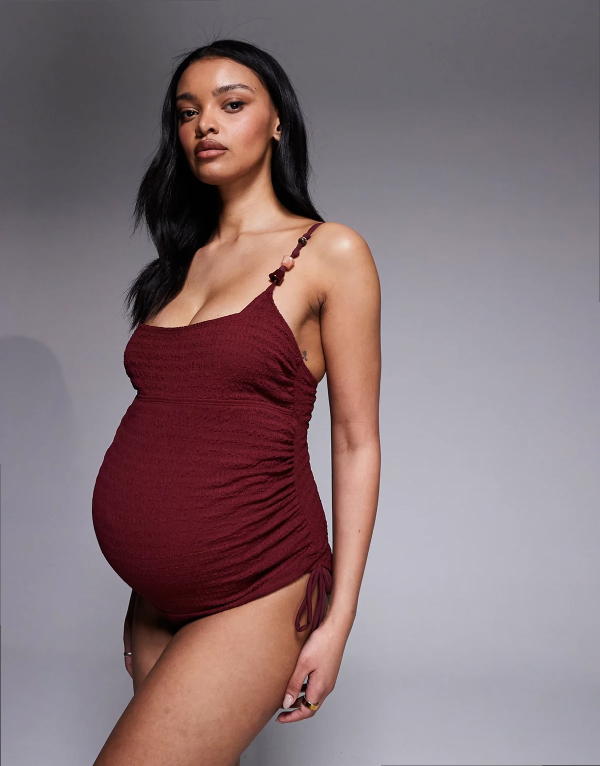 ASOS DESIGN Maternity – Ruth – Bordowy gnieciony strój kąpielowy z kwadratowym dekoltem z detalami z tworzywa i wiązaniem z boku