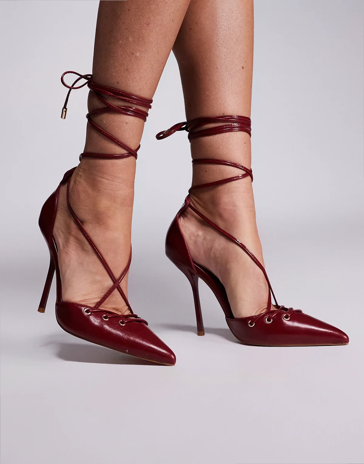 Simmi London Wide Fit – Onix – Spitze Pumps mit Absatz in Rot mit Fesselriemen, weite Passform