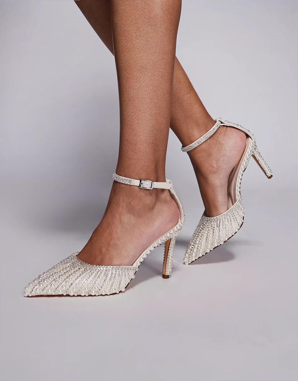 – Davina – Pumps in Elfenbein mit Perlenbesatz und Absatz