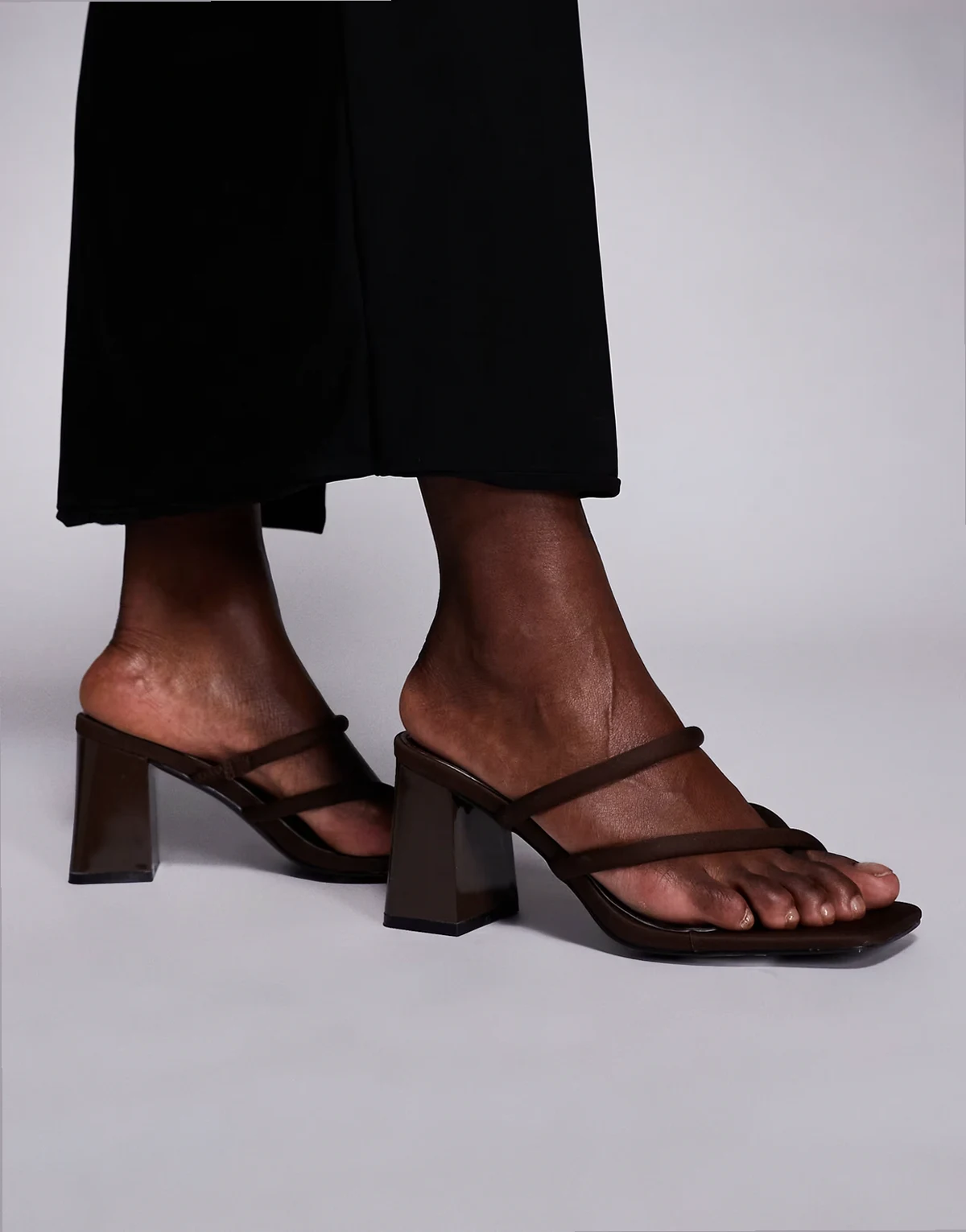 SIMMI London – Ellie – Sandały bez pięt na obcasie w kolorze czekoladowym