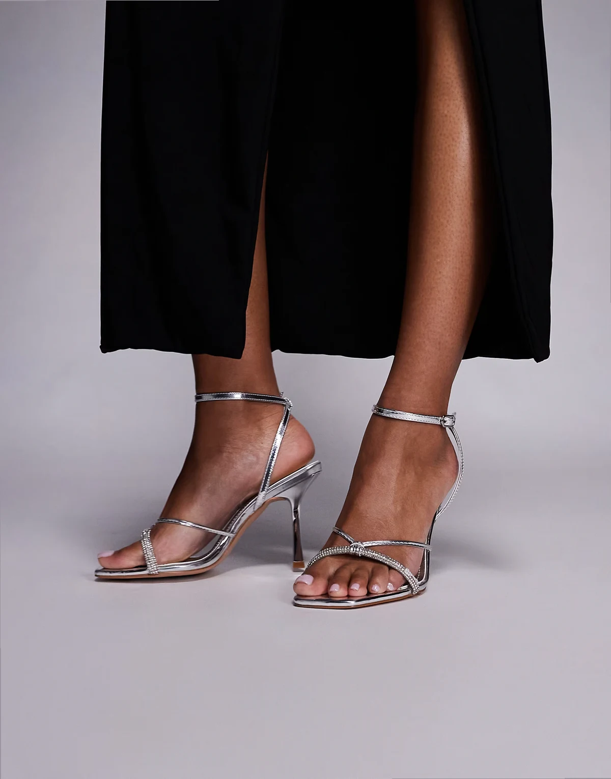 SIMMI London Wide Fit – Sebelle – Verzierte Sandaletten in Silberspiegel mit Absatz, weite Passform