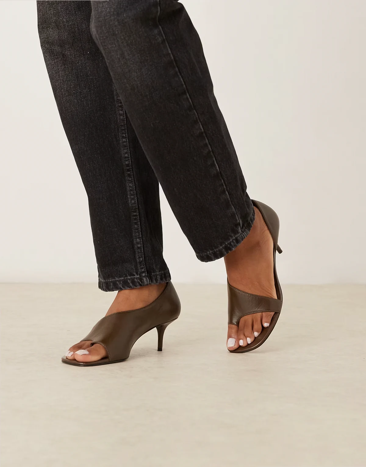 – Sandaletten aus 100% Leder in Braun mit Cut-out-Design und Absatz