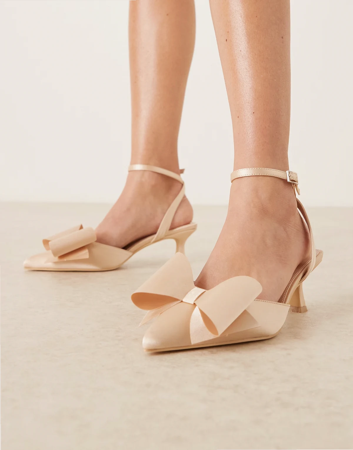 Bridal – Satynowe buty na obcasie-kaczuszce z kokardkami w jasnoróżowym kolorze