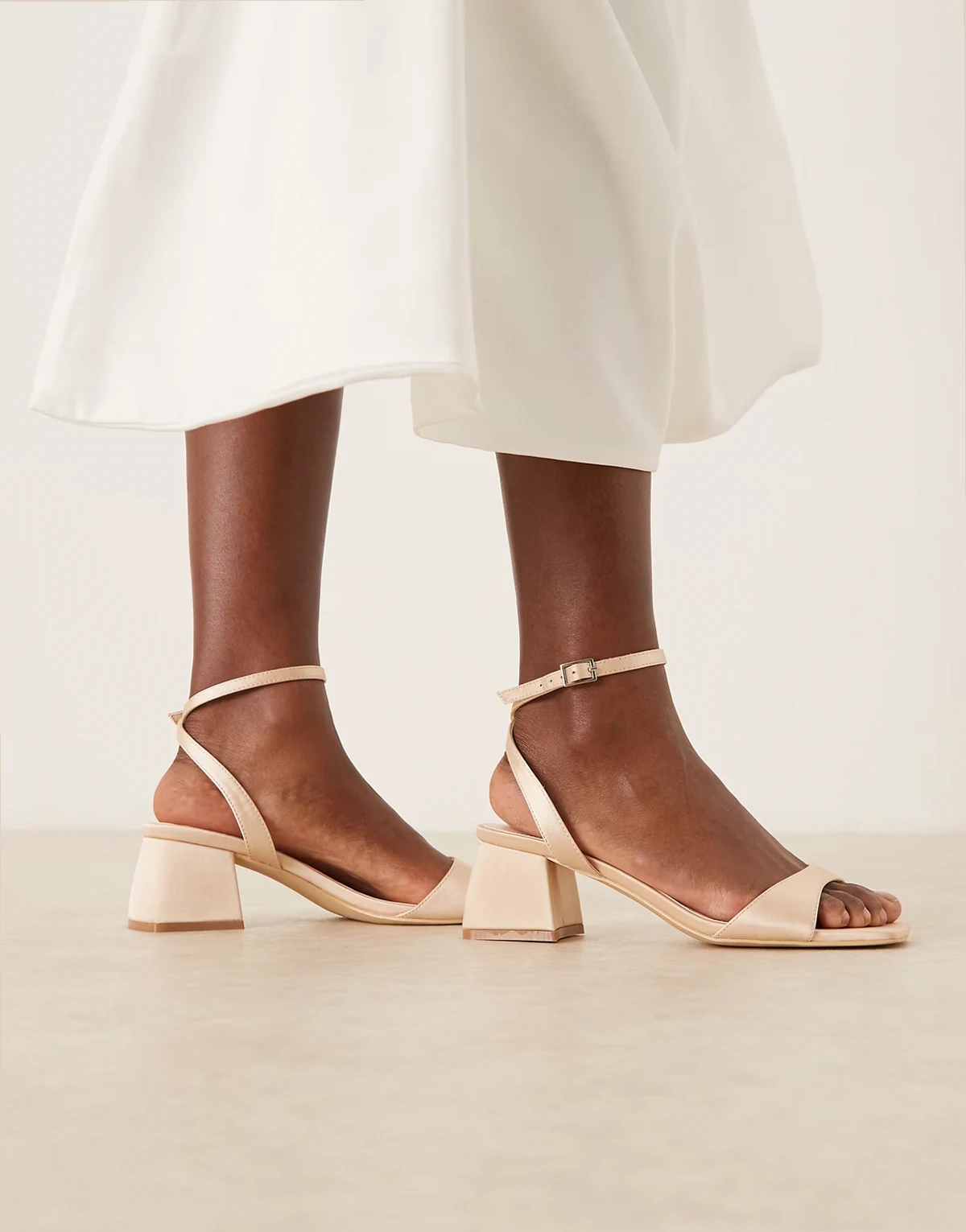 – Bridal Ammie – Sandalen aus Satin in Rosé mit niedrigem Blockabsatz, weite Passform