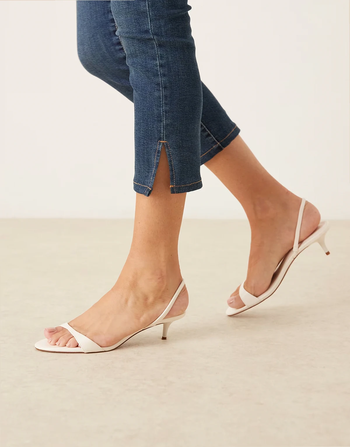 – Minimalistische Slingback-Sandalen in Beige mit Absatz