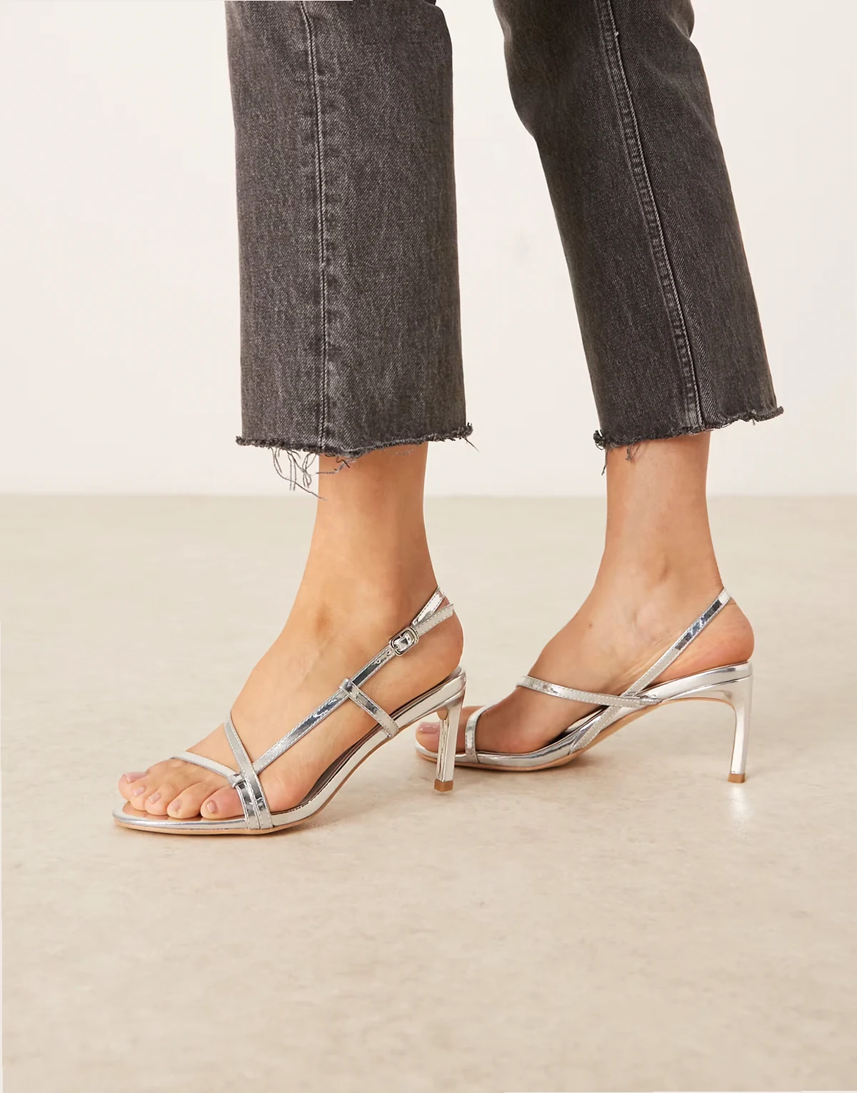 – Srebrne metaliczne sandały z pasków na obcasie