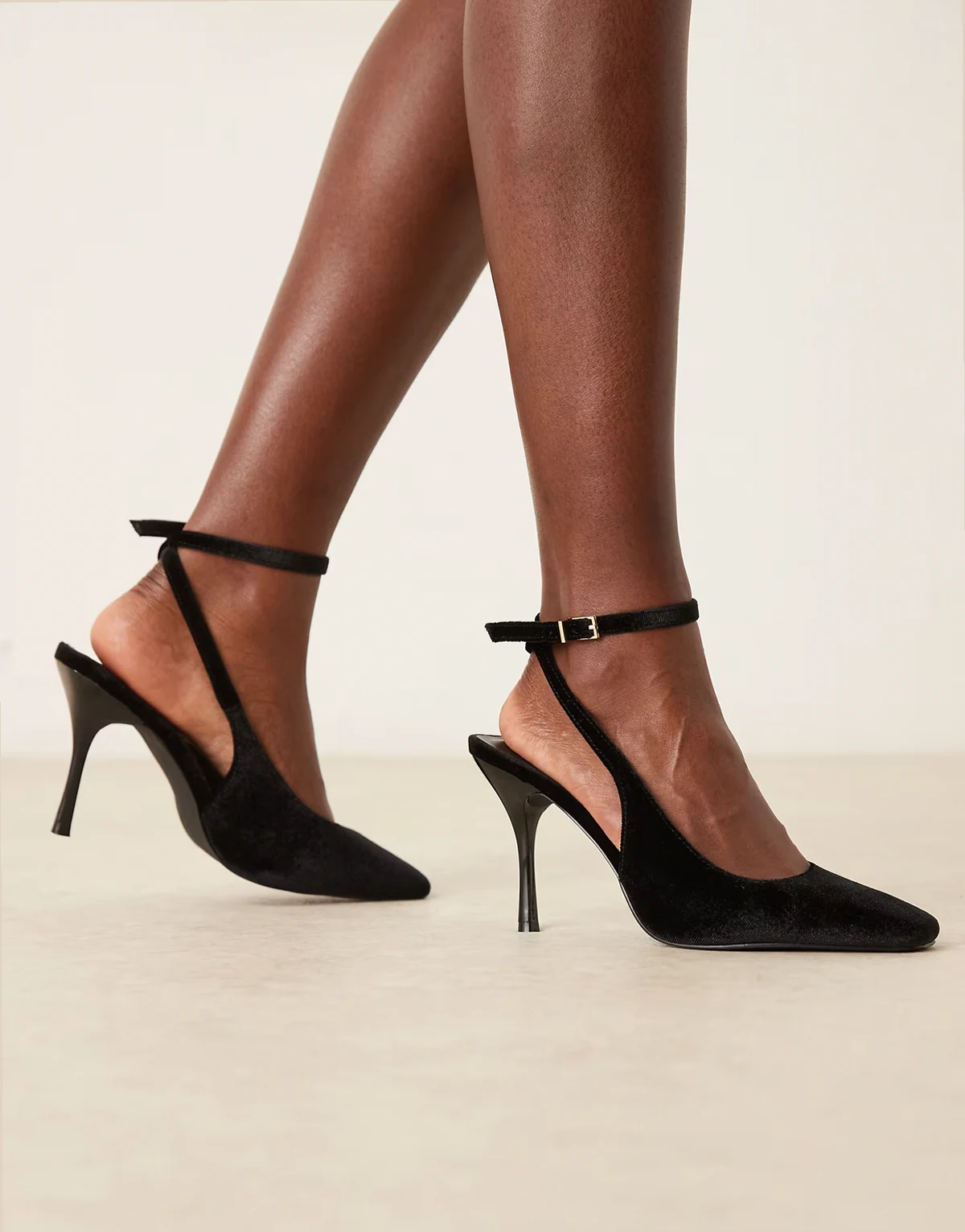 – Czarne wiązane buty na obcasie