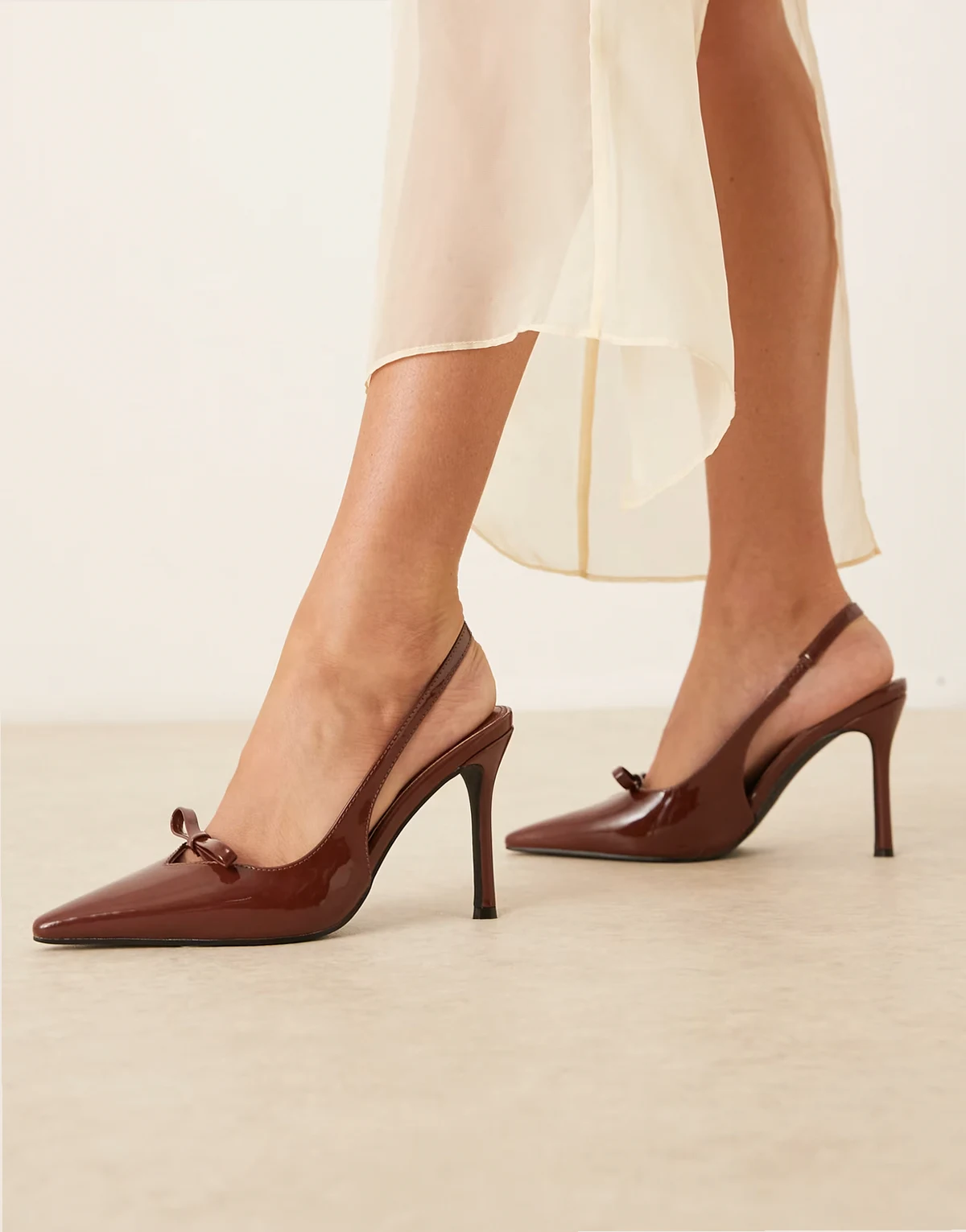 – Czekoladowe buty na obcasie z paskiem za piętą i kokardką