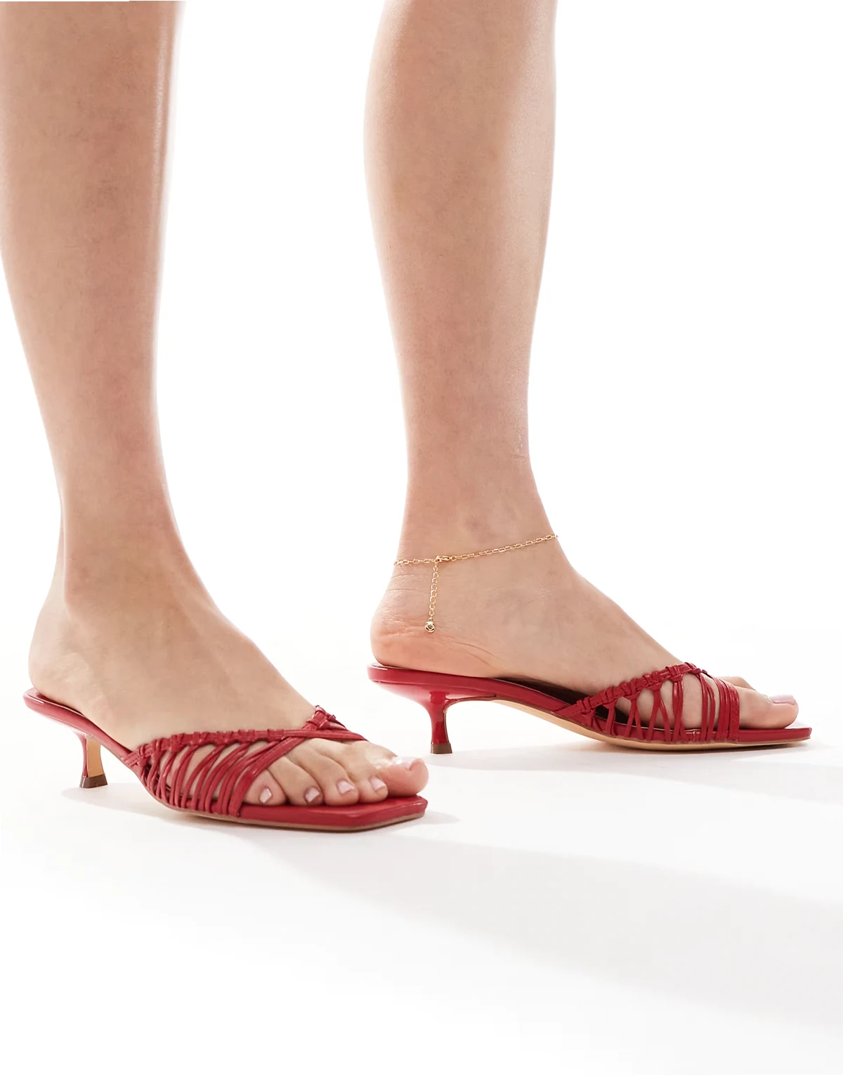 – Czerwone plecione sandały na obcasach-kaczuszkach