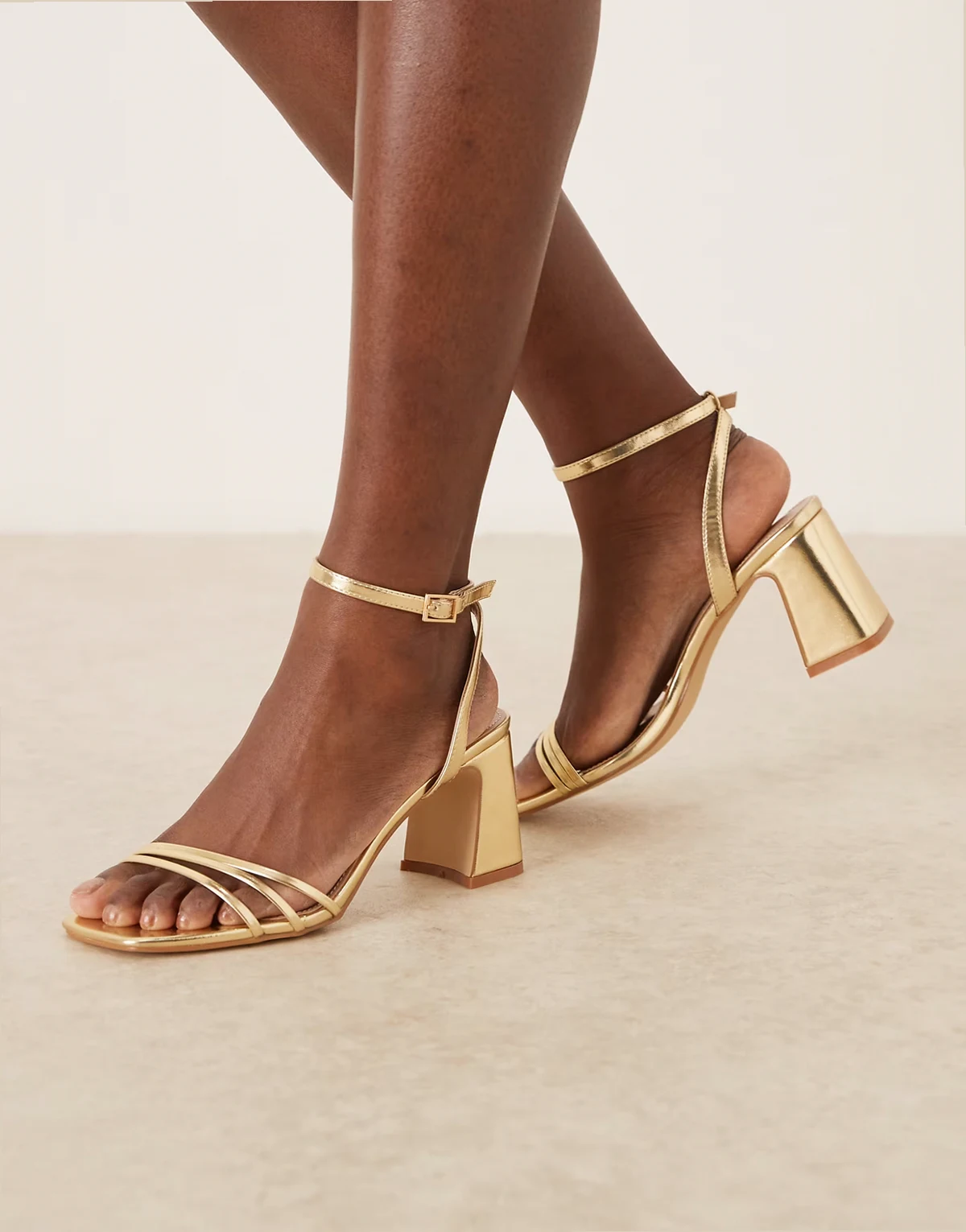 – Kittey – Sandaletten in Gold mit Blockabsatz, weite Passform