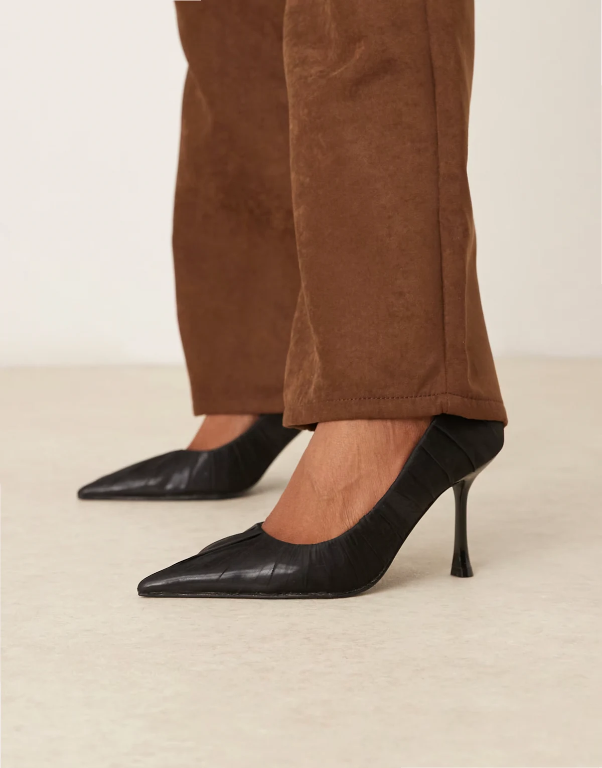 – Poppet – Hohe Pumps in Schwarz mit Raffung