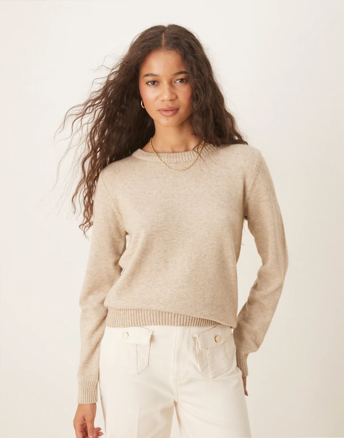 – Strickpullover in meliertem Naturton mit Rundhalsausschnitt