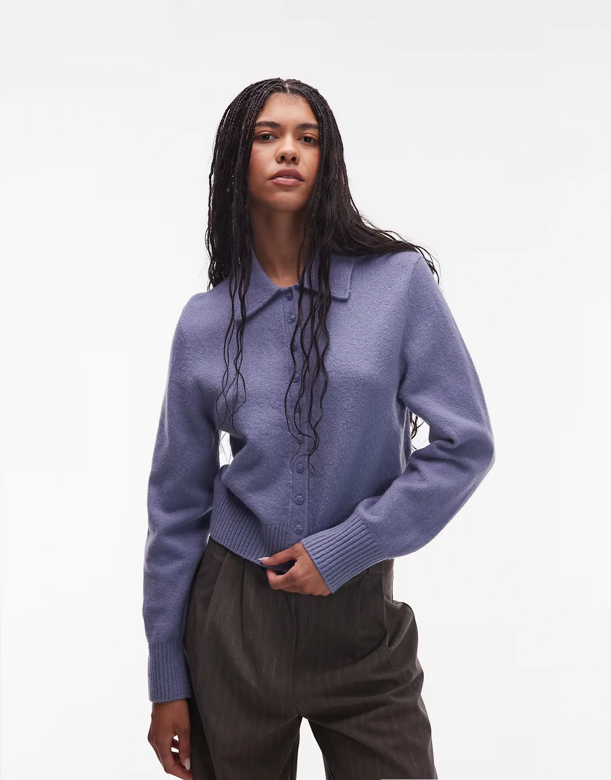 – Strickjacke in meliertem Blau mit Kragen und Knopfleiste