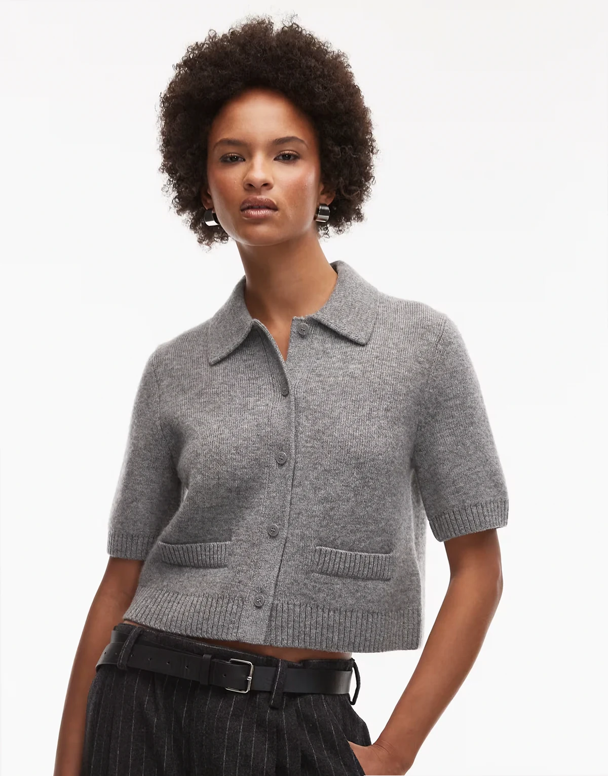 – Kurzärmlige gefütterte Woll-Strickjacke in Grau