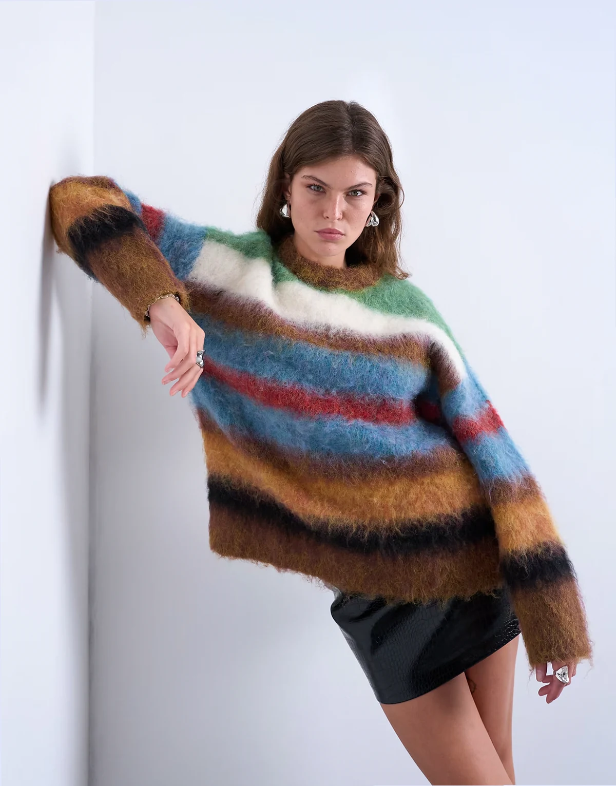 – Puszysty dzianinowy sweter w kolorowe paski