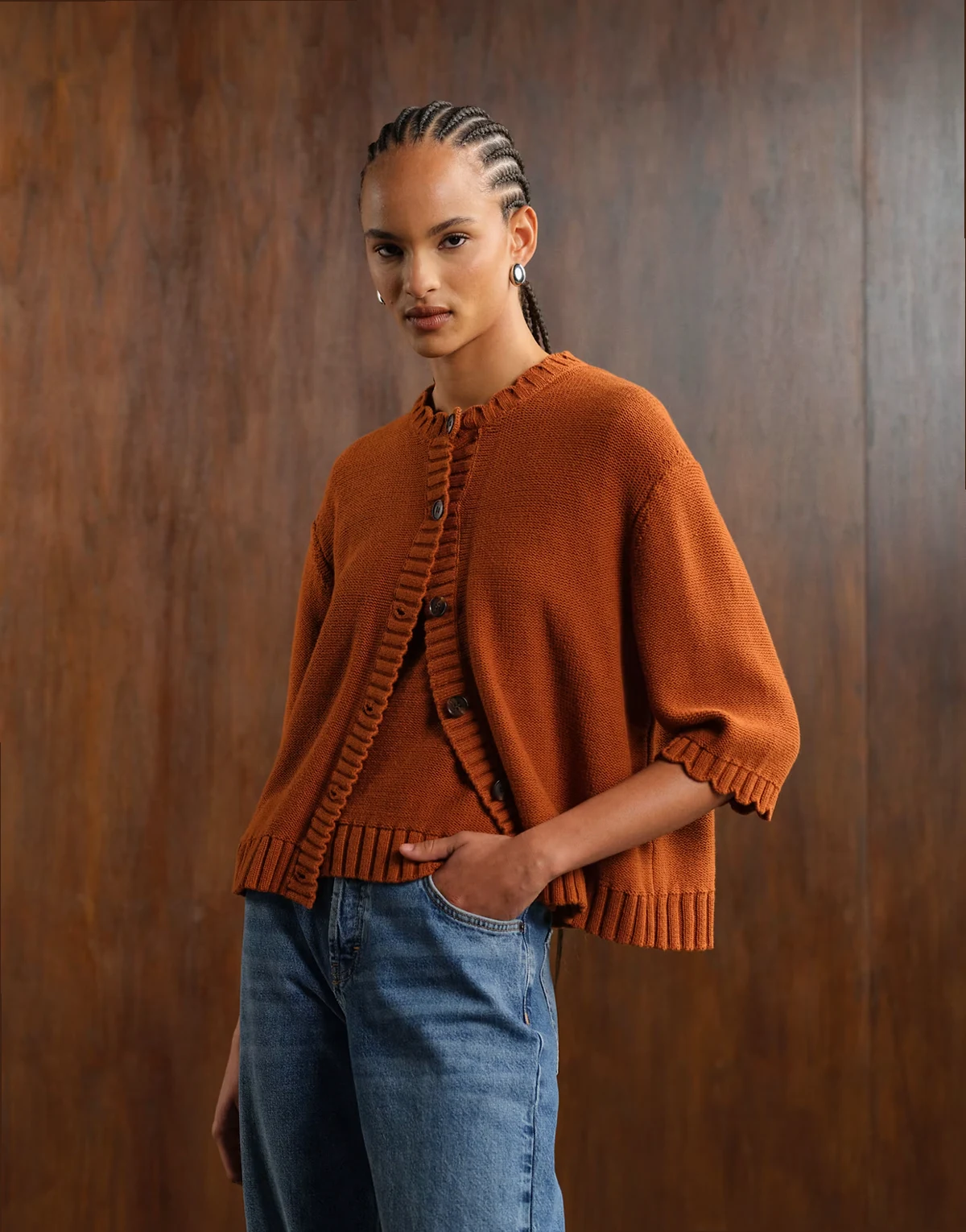 – Strickjacke in Rostrot mit 3/4-Ärmeln und Rüschenkantendetail