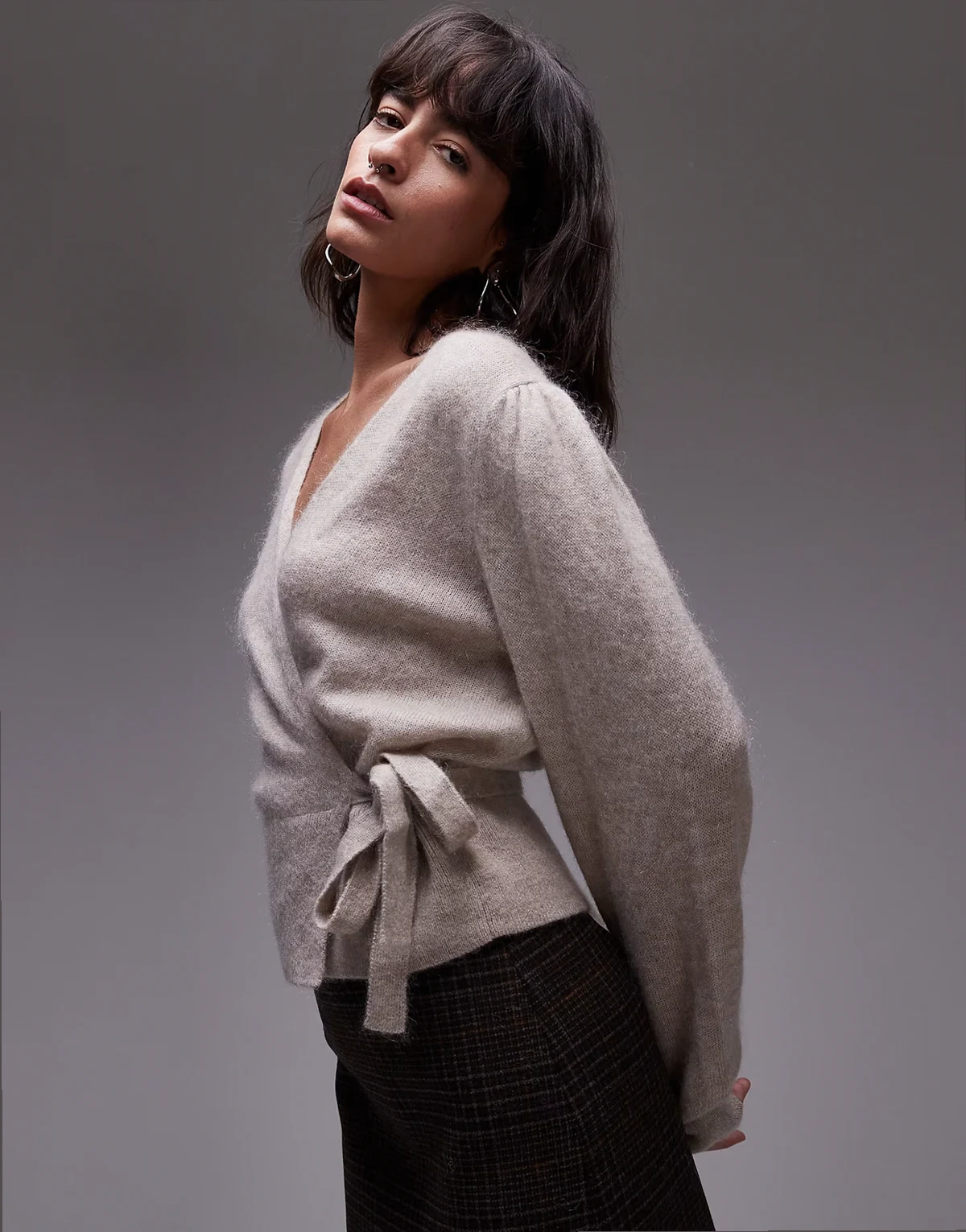 – Wickel-Strickjacke aus haarigem Mohair-Wollmix in Maulwurfsgrau mit Puffärmeln