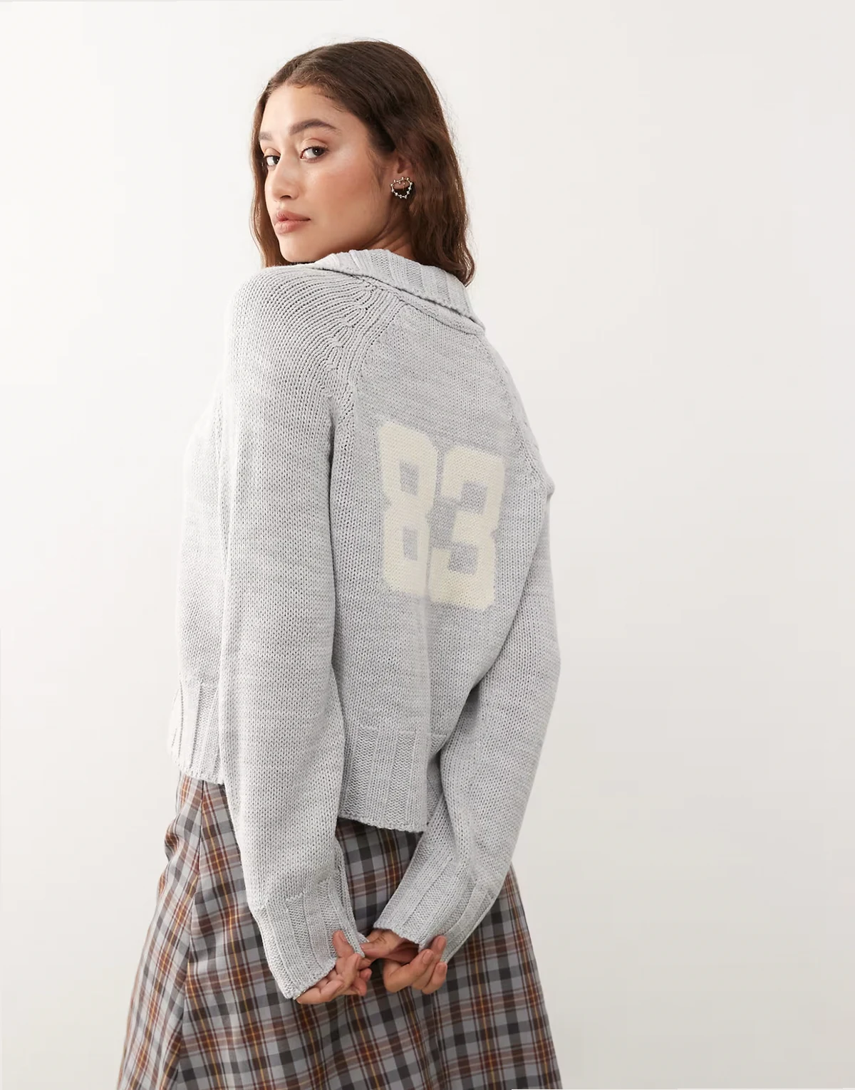 – Strickjacke in Grau mit Raglanärmeln, College-Zahlenprint und durchgehendem Reißverschluss