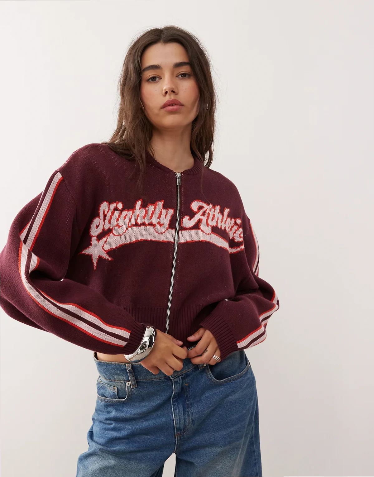 – Bomber-Strickjacke in Burgunderrot mit Reißverschluss und sportlichem „Slightly Athletic"-Motiv