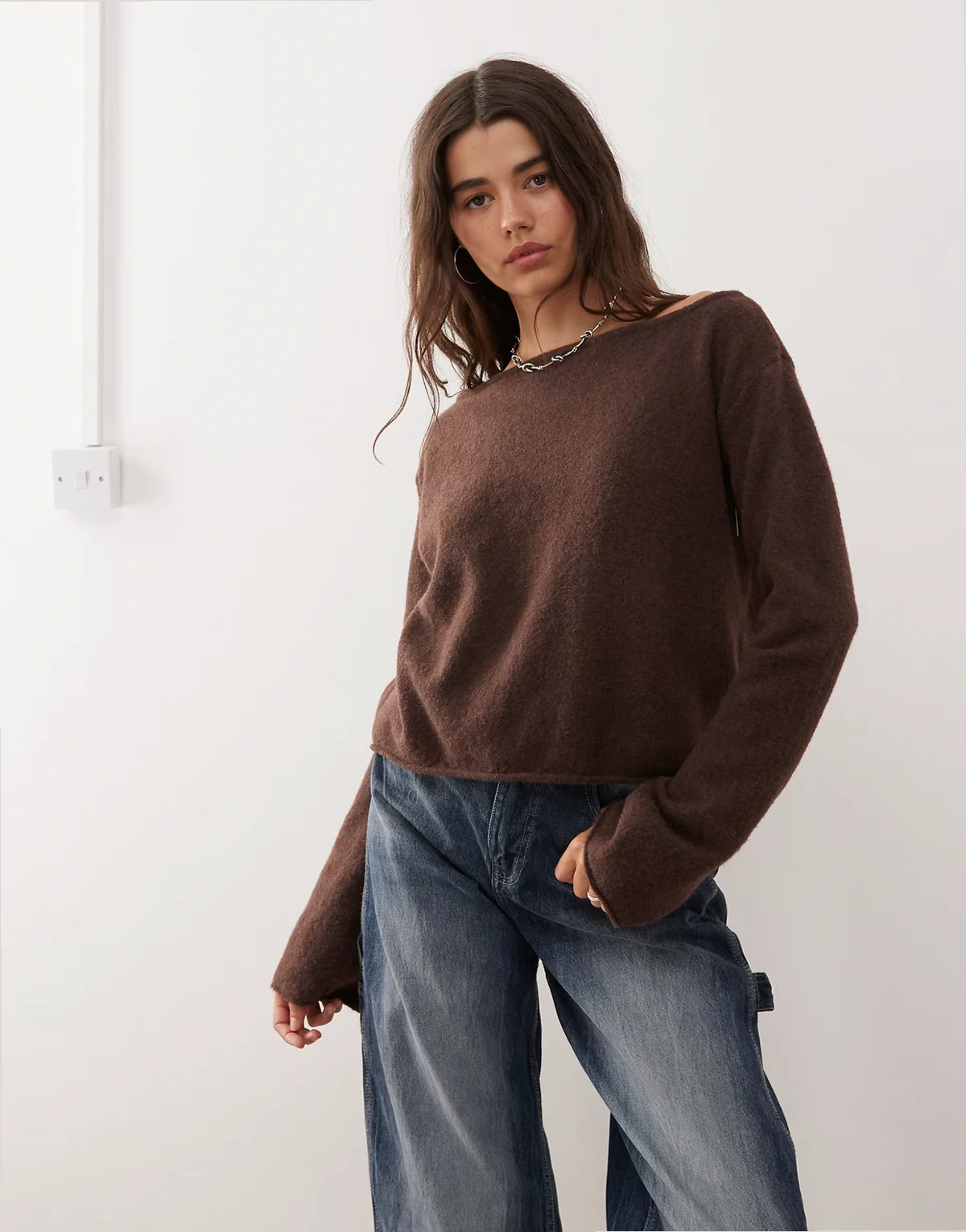 – Strickpullover in Dunkelbraun mit ausgestellten Ärmeln