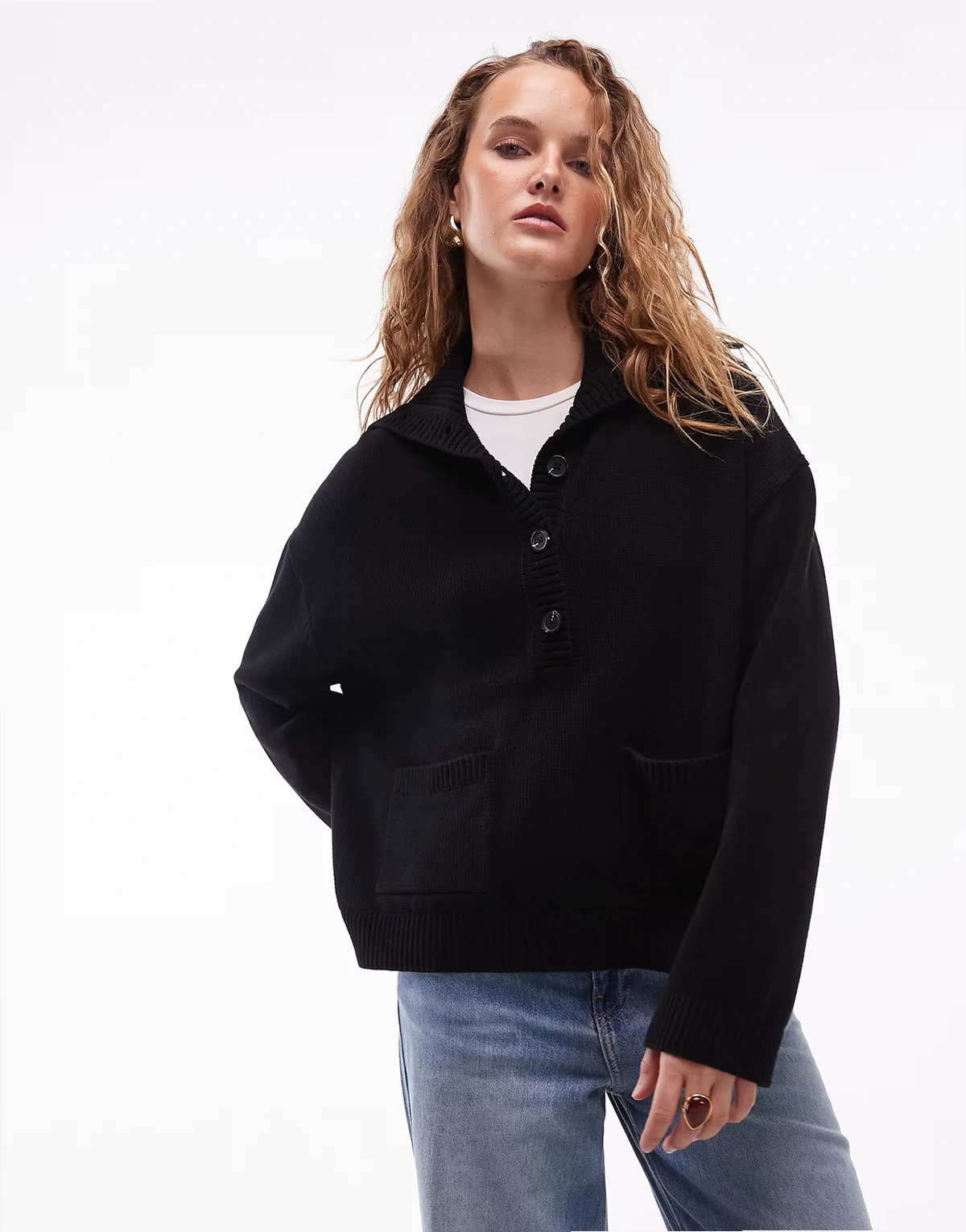 – Strickjacke in Schwarz mit kurzer Knopfleiste, weitem Kragen und aufgesetzten Taschen