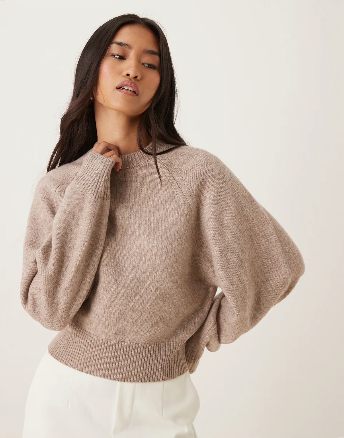 – Kawowy raglanowy sweter z okrągłym dekoltem