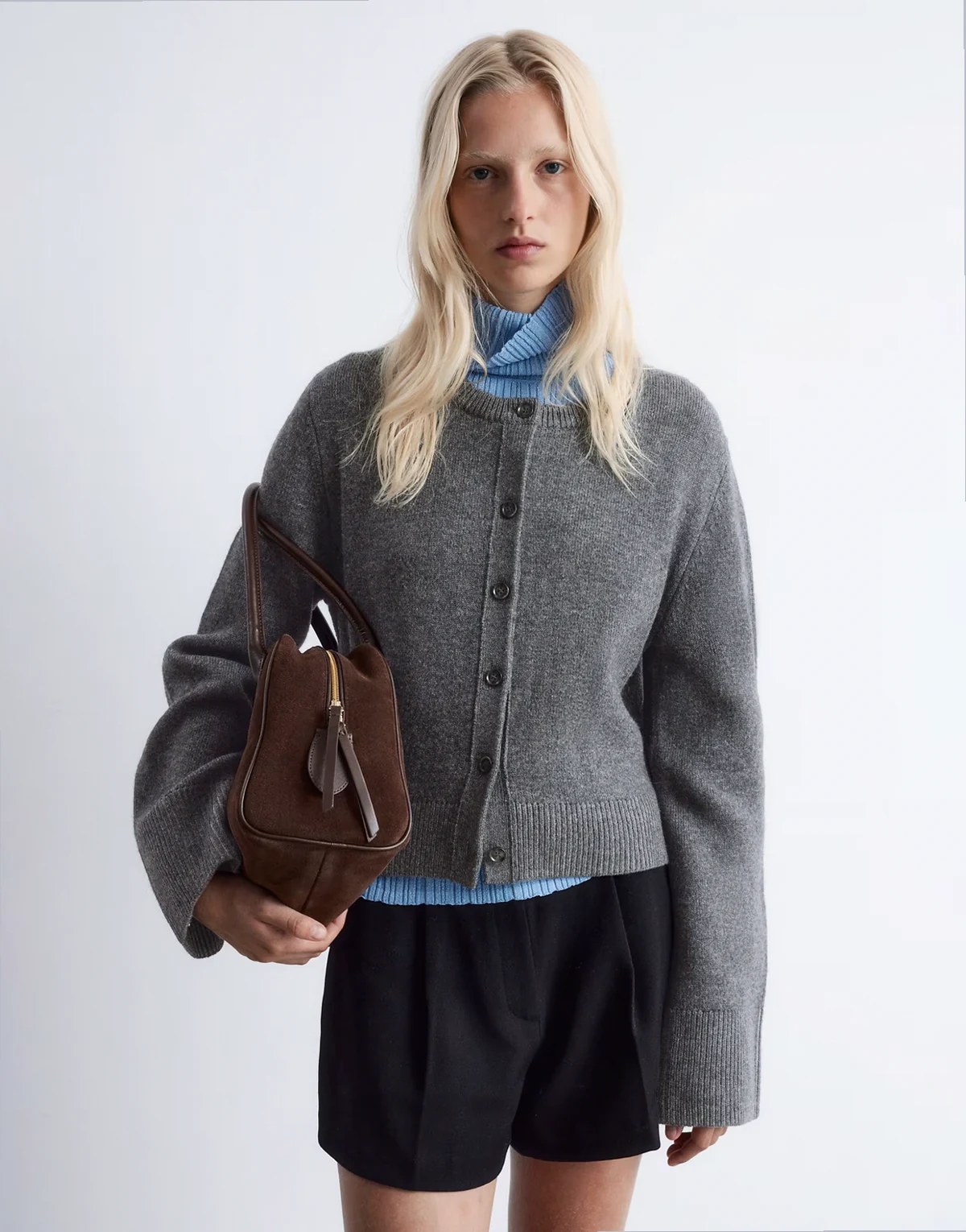 – Strickjacke in Grau aus reiner Wolle mit kontrastierendem Bündchen