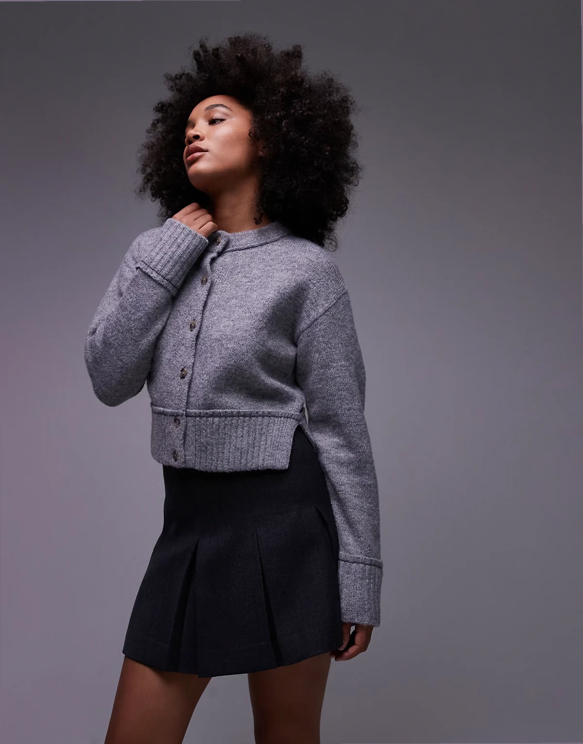 – Flauschige Strickjacke in Grau mit Rundhalsausschnitt