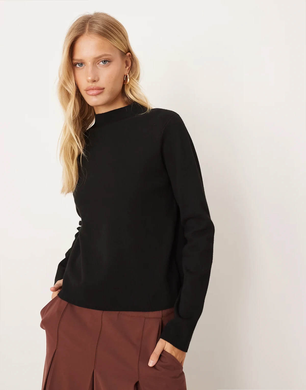 – Pullover in Schwarz mit hohem Kragen