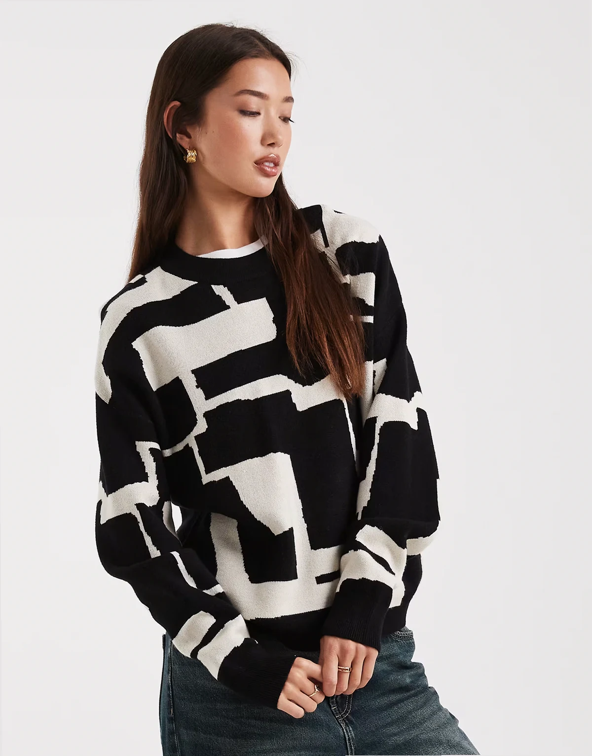 – Pullover in Schwarz-Weiß mit Animal-Print und Rundhalsausschnitt
