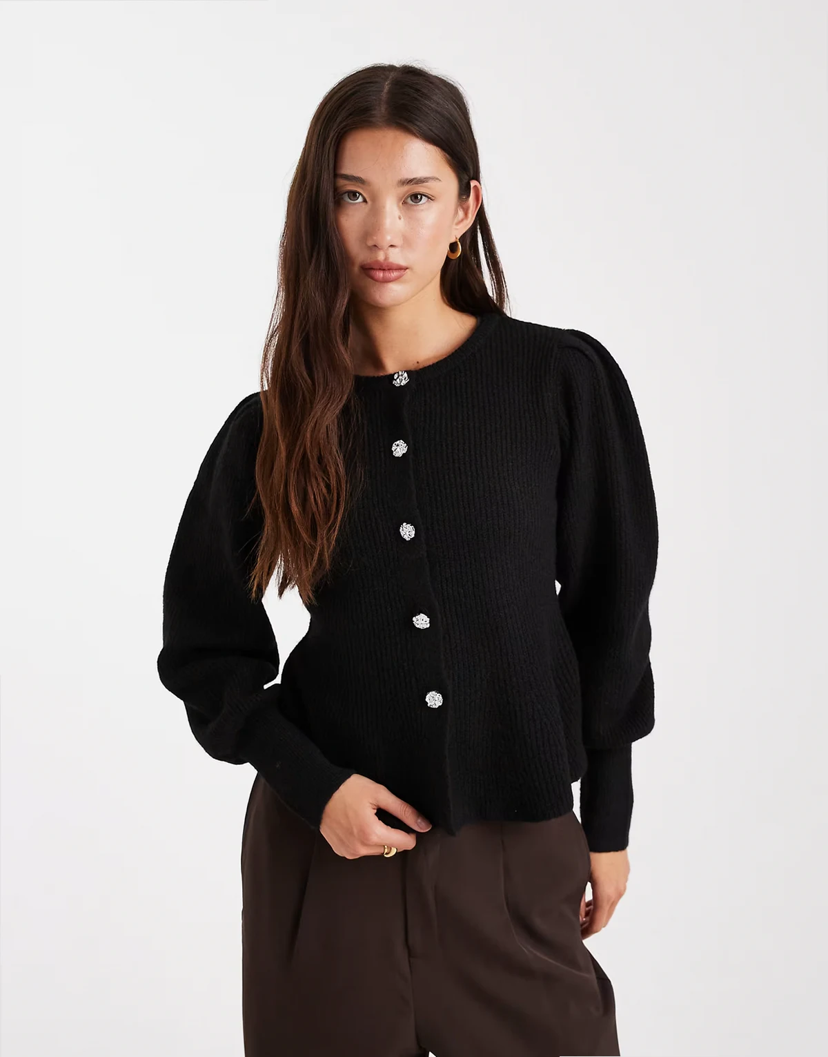 – Schwarze Strickjacke mit geraffter Taille, Ballonärmeln und Knöpfen in gehämmerter Optik