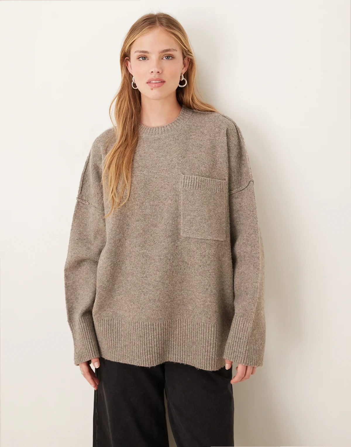 – Pullover in Grau mit sichtbaren Nähten und Tasche