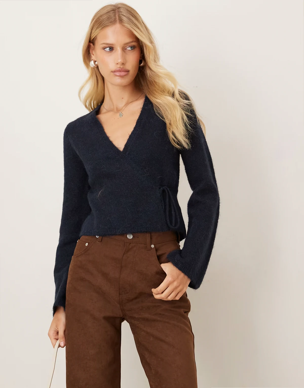 – Langärmlige Strickjacke aus Alpakawolle und Wolle in Marineblau mit Wickeldesign