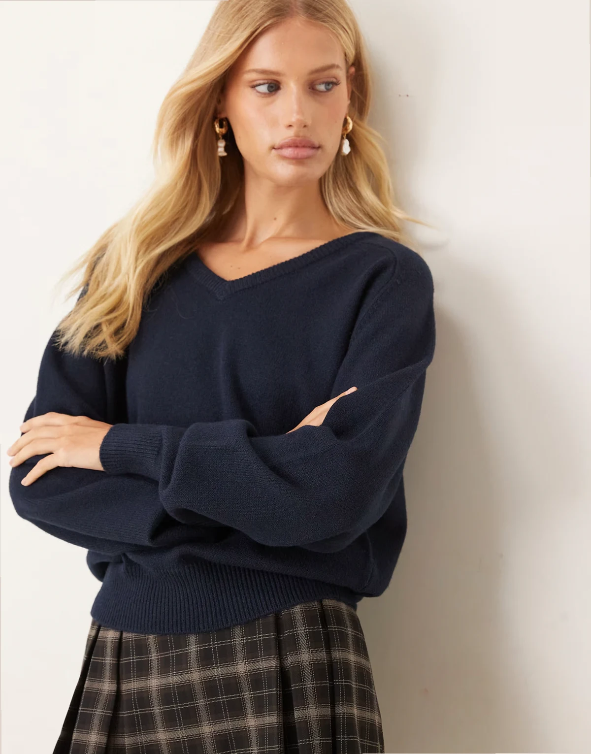 – Langärmliger Strickpullover in Marineblau mit V-Ausschnitt