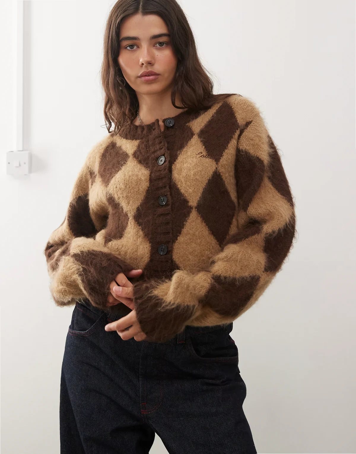 – Flauschige Strickjacke in Schokobraun mit Rautenmuster